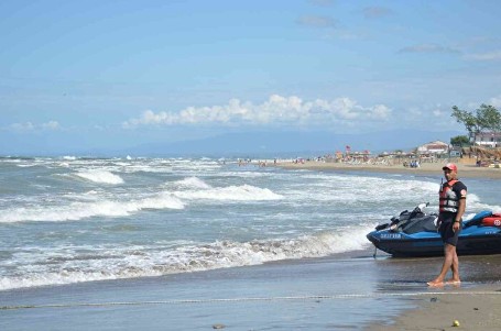 Binlerce tatilci oraya akın ediyordu, denize girmek yasaklandı!